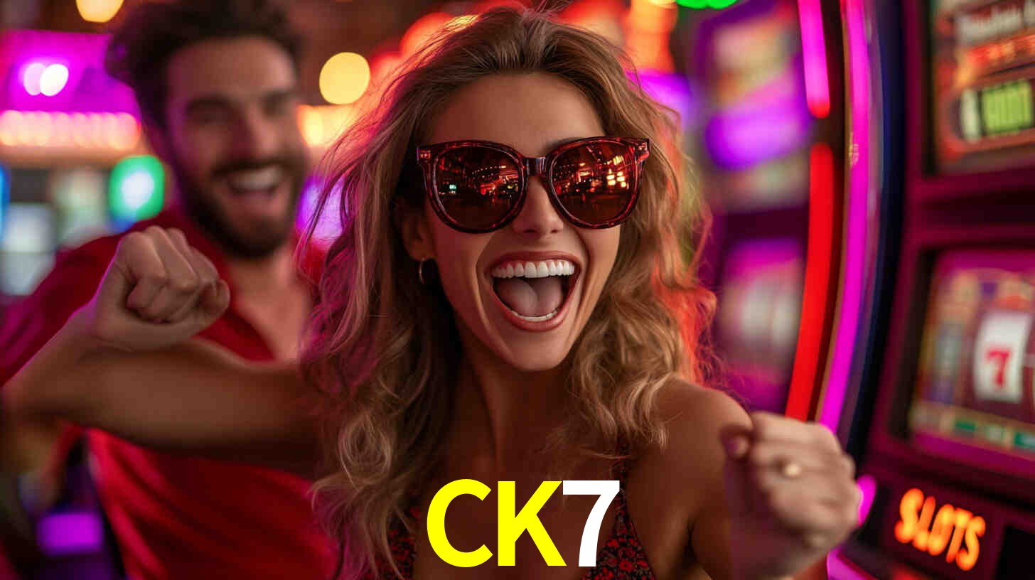 Escena dinámica inspirada en casino con iluminación CK7, cartas, fichas e íconos de juegos digitales en un espacio moderno de juegos.
